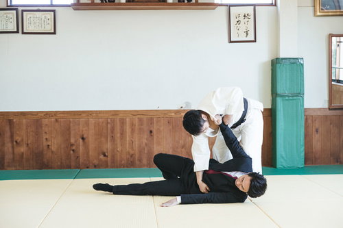 柔道場でサラリーマンを投げる柔道の投げ技