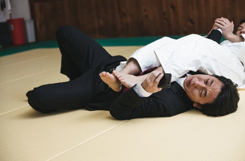 どんな時でもスマホを手放せない社畜