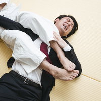 どこ行ってもスマホばかりいじりやがって、腕ひしぎ十字固めでギブアップの写真