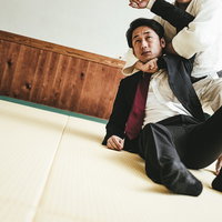 コロンビアで片羽絞めされて落ちかけるサラリーマンの写真