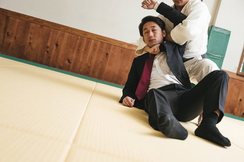 道場で片羽絞めにされる社畜（柔道）