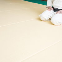 畳の道場で正座待機する柔道の男性選手の写真