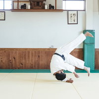 柔道の前回り受け身を決める男性選手（シーン2）の写真