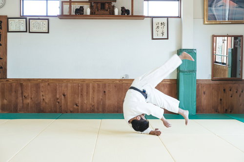 柔道の前回り受け身を決める男性選手（シーン2）