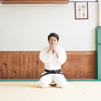 先鋒が一本負けしてショックを隠しきれない次鋒の柔道選手の写真