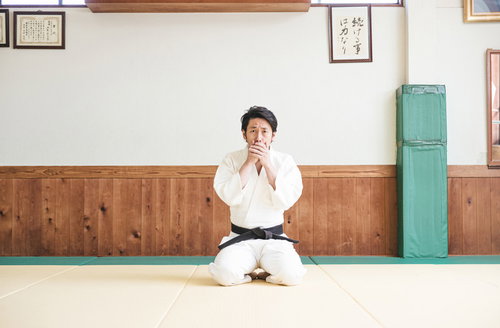 先鋒が一本負けしてショックを隠しきれない次鋒の柔道選手