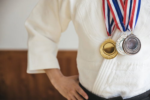 世界的競技大会に向けて準備した金・銀・銅メダルと柔道着