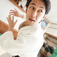 今なら打てる気がする必殺技のポーズを決める柔道着の男性の写真