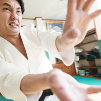 かめはめ・・はどうけーん！必殺技のポーズを決める柔道着姿の男性の写真