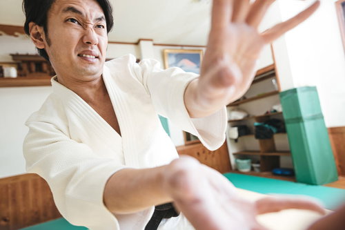 かめはめ・・はどうけーん！必殺技のポーズを決める柔道着姿の男性