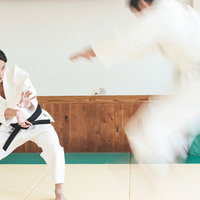 ↓↘→ + Pで決まる、柔道の必殺技を放つ男性の写真