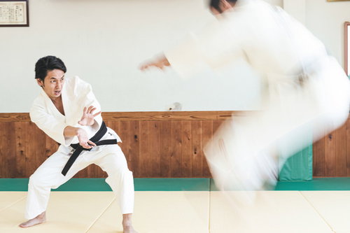 ↓↘→ + Pで決まる、柔道の必殺技を放つ男性