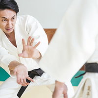 念動力だけで倒そうとする柔道家の必殺技を放つ瞬間の写真