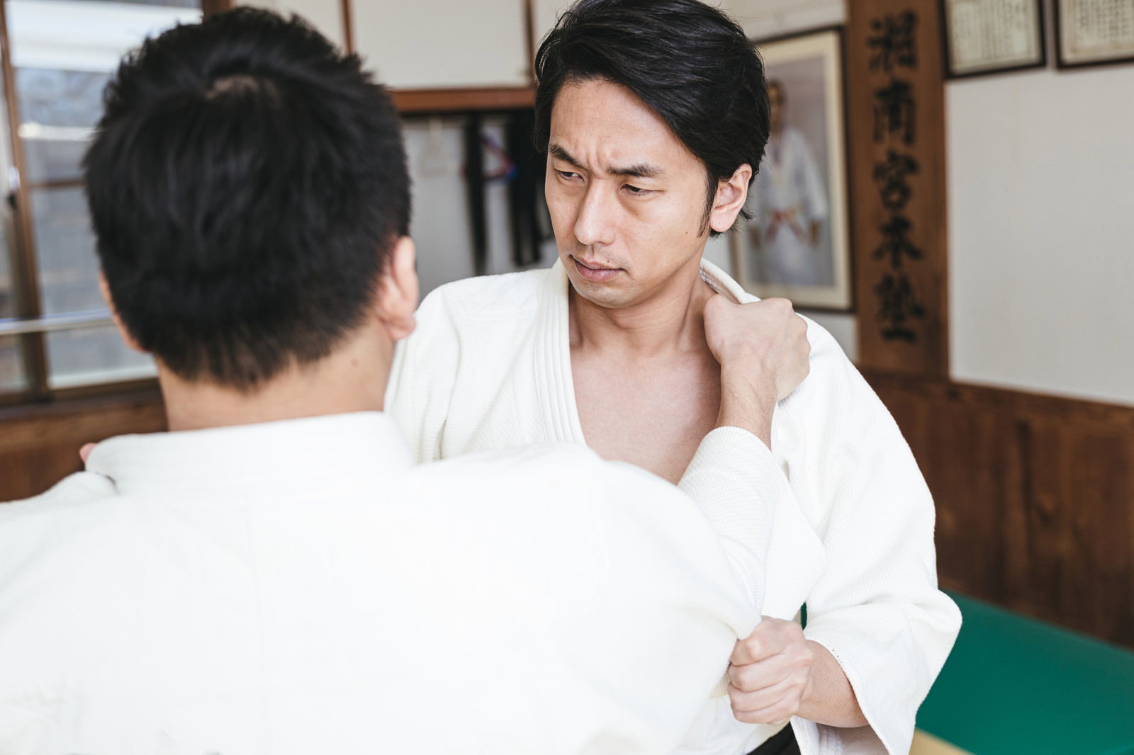 Gripping the opponent's collar with the right hand (grip fighting) Free ...