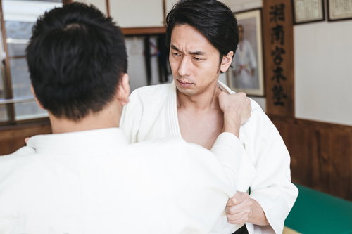 乱取り稽古で相手の襟を右手で掴む組み手の実践稽古