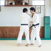 柔道の投げ技 一本背負いを決める男性の稽古風景の写真