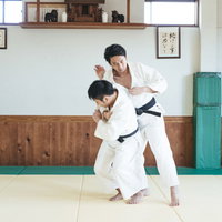 柔道の投げ技・一本背負いを決める男性選手の瞬間の写真