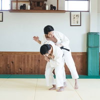 道場で決まる柔道の投げ技 一本背負いの技術の写真