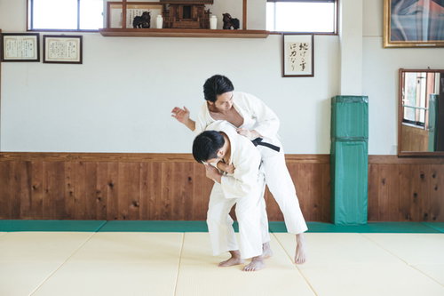 道場で決まる柔道の投げ技 一本背負いの技術