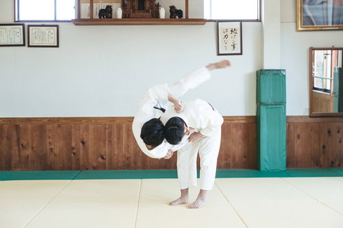 柔道の投げ技 一本背負いを決める瞬間 道場での稽古風景