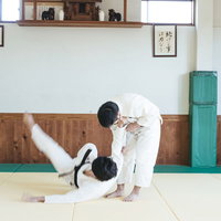 柔道の投げ技 一本背負いを決める瞬間（シーン8）の写真