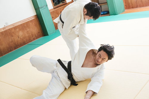 一本背負いで投げられた選手の受け身姿勢と投げ技の瞬間