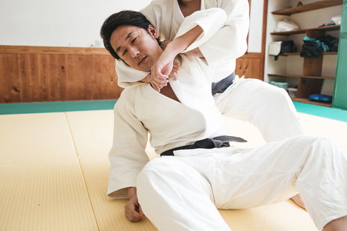 片羽絞で落ちる柔道部員の寝技。乱取り中の絞め技による一瞬