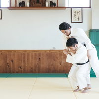 柔道の投げ技 背負投を決める男性（シーン1）の写真