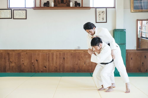 柔道の投げ技 背負投を決める男性（シーン1）