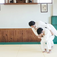 柔道の投げ技 背負投を決める男性（シーン2）の写真