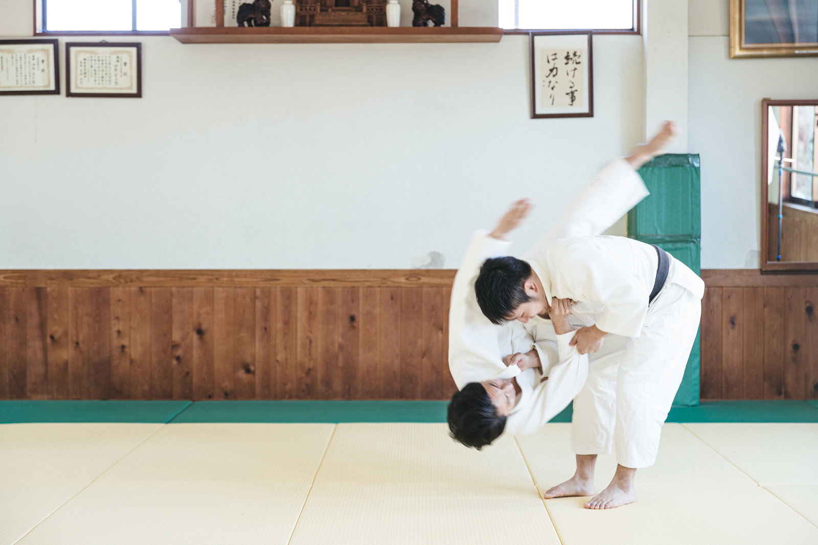 道場で背負投を決める柔道の2人［モデル：大川竜弥］
