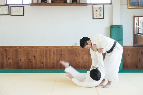 柔道の投げ技 背負投を決める男性（シーン4）