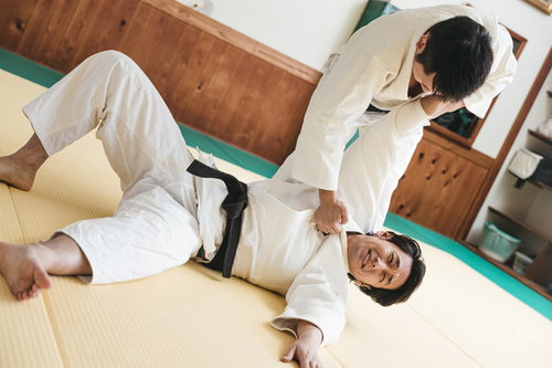 投げられて受け身を取る柔道選手の姿勢と技術