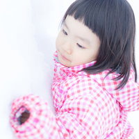 雪が積もったよ（ピンク色のチェック柄服を着た子供）の写真