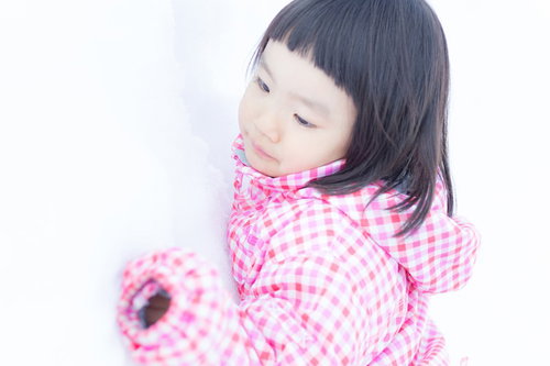 雪が積もったよ（ピンク色のチェック柄服を着た子供）の写真