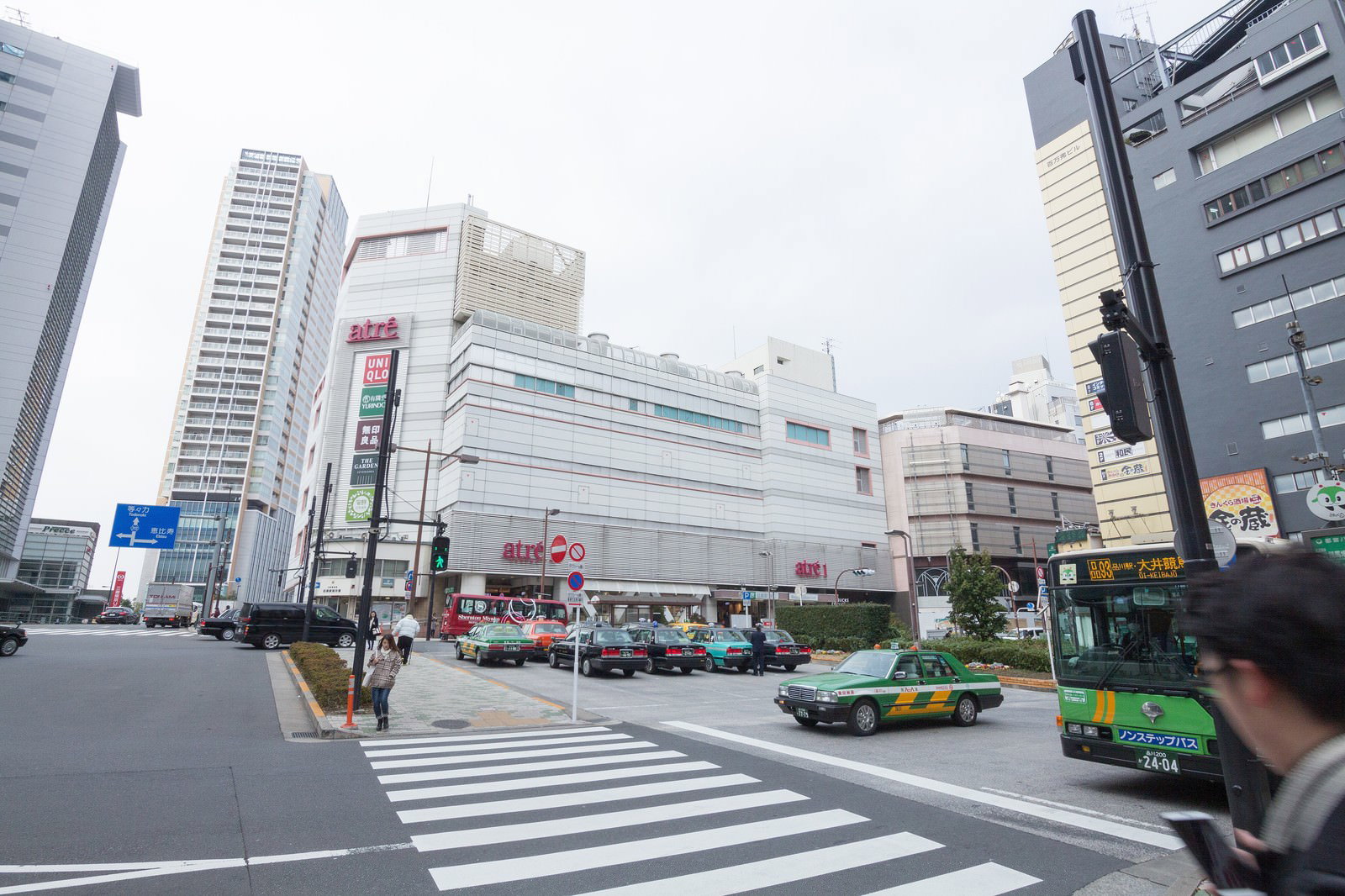 目黒駅西口前の交差点とタクシー