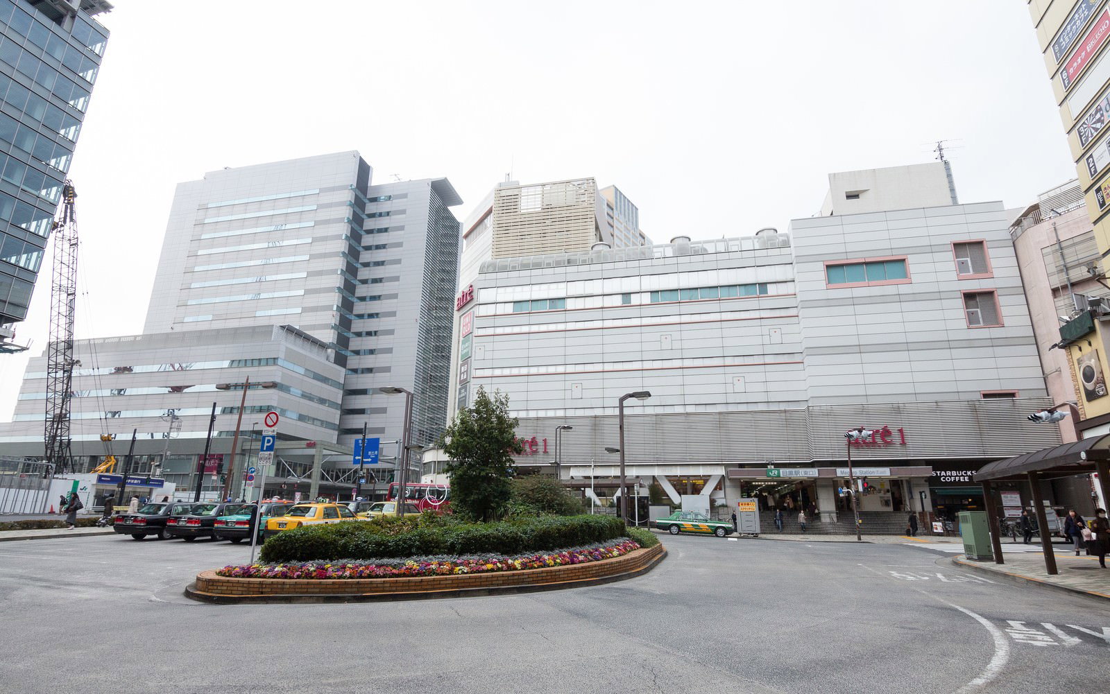 目黒駅西口前のロータリーと高層ビル