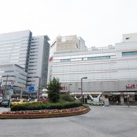 目黒駅西口ターミナル前の駅前広場と高層オフィスビル群の写真
