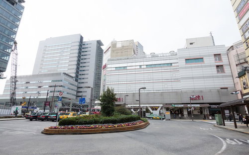 目黒駅西口ターミナル前の駅前広場と高層オフィスビル群の写真