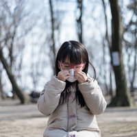 花粉症対策でマスクと眼鏡をする女性の予防の写真