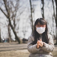 花粉の季節はマスクと眼鏡が必需品の女の子の写真