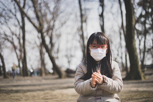 花粉の季節はマスクと眼鏡が必需品の女の子