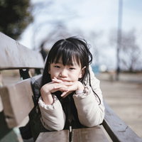 公園のベンチで撮影した愛娘のポートレートの写真