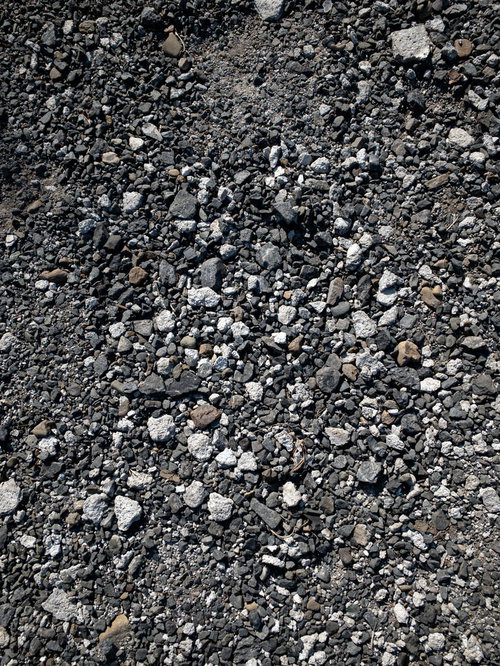 グレー系の砂利が敷き詰められた砂利道の地面
