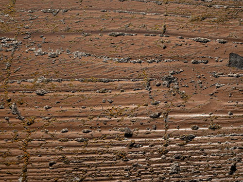 錆び付いてペンキが剥げてきた金属の壁のテクスチャー