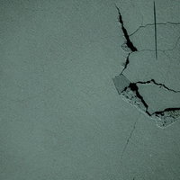 石膏ボードに入った亀裂とひび割れのテクスチャの写真