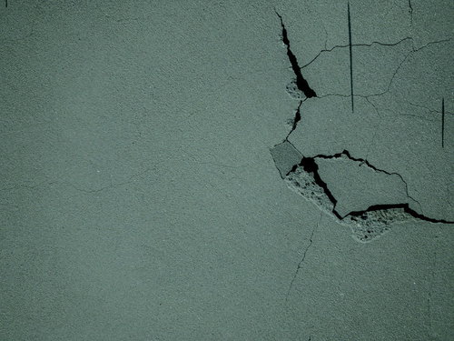 石膏ボードに入った亀裂とひび割れのテクスチャ