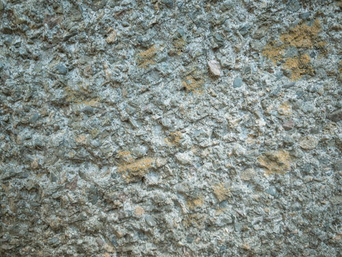 所々に土が付着するコンクリート壁のテクスチャ