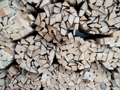 整然と積み重ねられた収納された薪の束（テクスチャー）