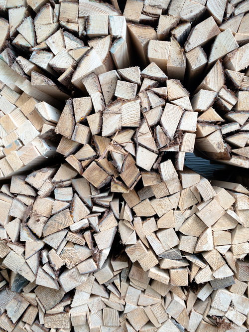 積み上げられた焚き木の束のテクスチャーと木材断面